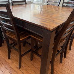 Table W/8 Chairs