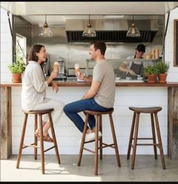 4 Solid Rubber Wood barstools new in the box esta en su caja