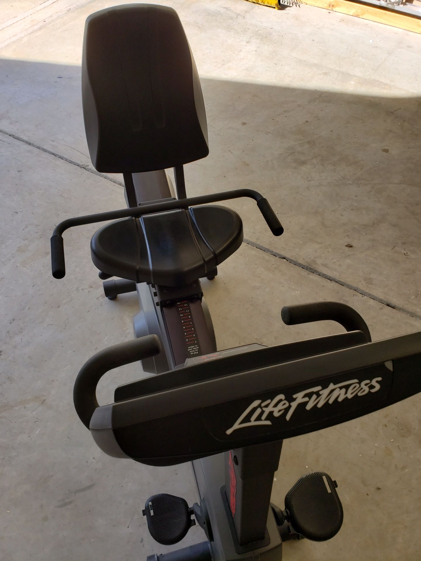 Life Fitness Lifecycle R7i Recumbent Cycle Exercise Bike – Black/Gray