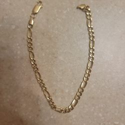 18 K Gold Figaro Style Bracelet.  Weight Is 3.6 Grams