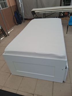 TWIN DAYBED WITH 2 STORAGE  DRAWERS!!@