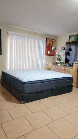 NEW  KING SIZE SERTA PERFECT SLEEPER MATTRESS AND BOXSPRINGS FOR SALE! IN EXCELLENT CONDITION  FREE