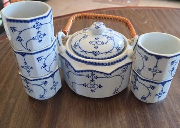 Vintage tea pot set