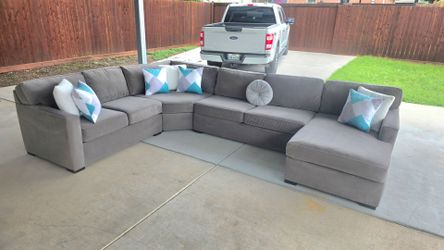 LIVING SPACES SECTIONAL EXCELLENT CONDITION
