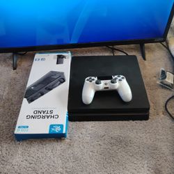 PS4 For Sale ! Remote And Charging Stand Included 