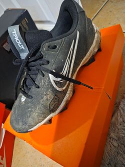 Youth soccer cleats