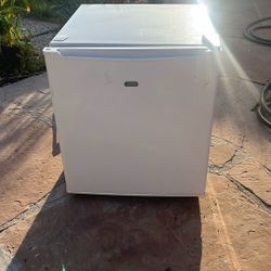 Small Sunbeam Refrigerator 