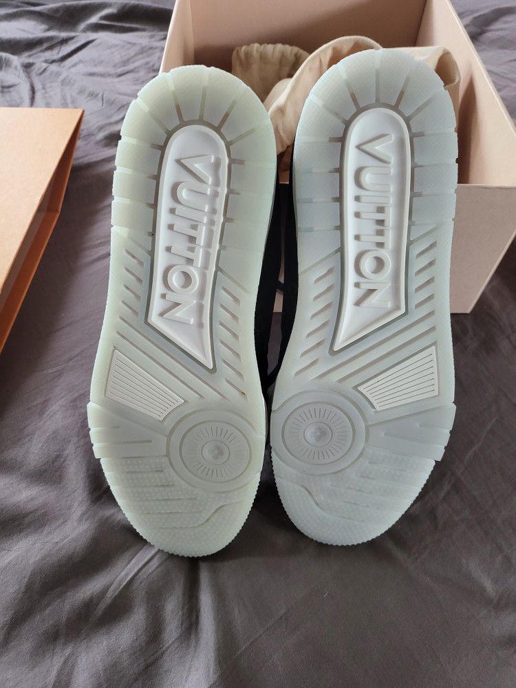 Louis Vuitton Trainer Sneakers Green White LV8 US9-9.5 for Sale in Diamond  Bar, CA - OfferUp