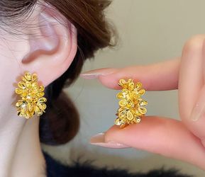 🔥A cluster of flowers~Golden flower C-shaped earrings 2025 new hot style high-end earrings retro temperament earrings trend