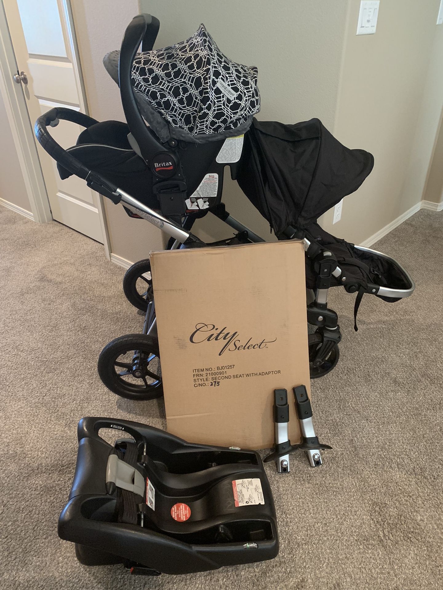 City select stroller With two seats, car seat with base and adapters.