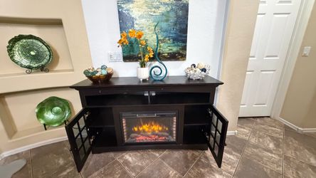 Beautiful fireplace/tv stand in excellent condition 60" inches long