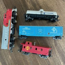 Excellent Condition Bachmann Train Set (4 Cars ) , Tracks And Buildings