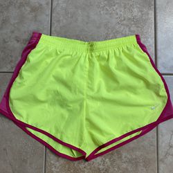 Girls Nike Shorts (XL)