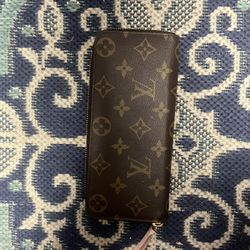 Louis Vuitton Women’s Zipper Wallet 