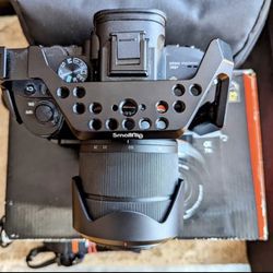 Sony A7III with Sony 28-70mm kit Lens + Small Rig Bundle. LOW SHUTTER