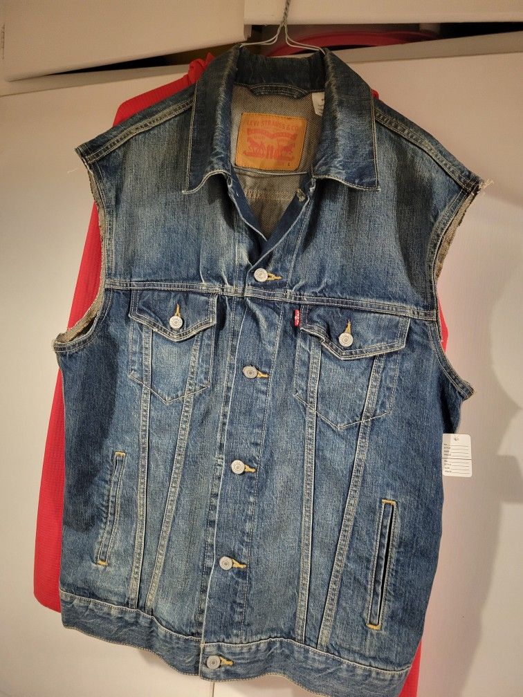 LEVIS DENIM VEST
MENS LARGE
STILL LIKE NEW
