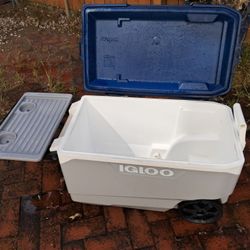 Igloo 90qt Cooler With Wheels And Tray