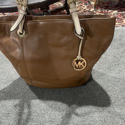 Micheal Kors Leather Purse 