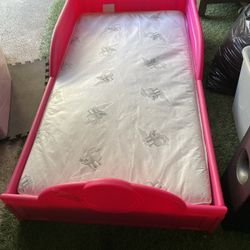 BEAUTIFUL TODDLER BED IN GOOD CONDITION 