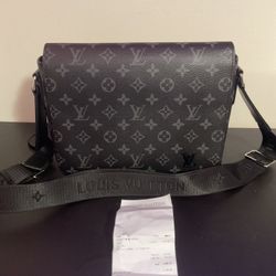 Real Authentic Louis Vuitton M46255 District PM Messenger Men’s  Bag