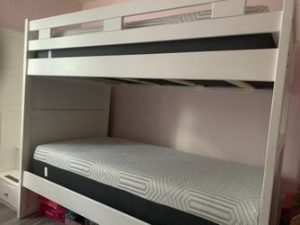 Twin bunk beds