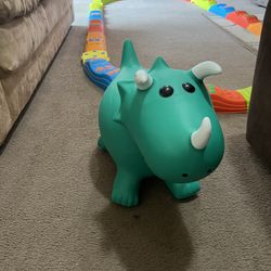 Triceratops Bouncy hopper 