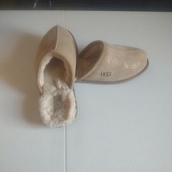 Women's UGG Slippers - Size 9