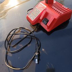 Milwaukee Charger And 1 Battery C12 Volt 