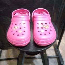 Crogs Girls Classic, Lined Pink Faux Fur. Size 8.