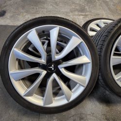 19 INCH ORIGINAL TESLA MODEL 3 SPORT WHEELS WITH CONTINENTAL TIRES 70% TREAD