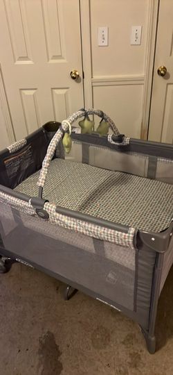 Graco crib/ bassinet
