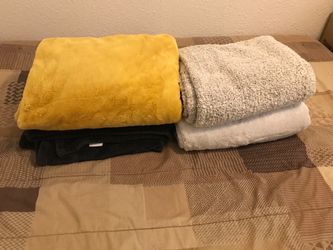 Set of 4 Assorted Throw Blankets