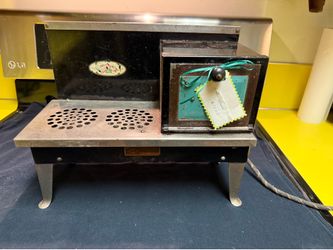 Vintage 1930s empire electric toy stove metal war Corp. B2 four works and gets hot