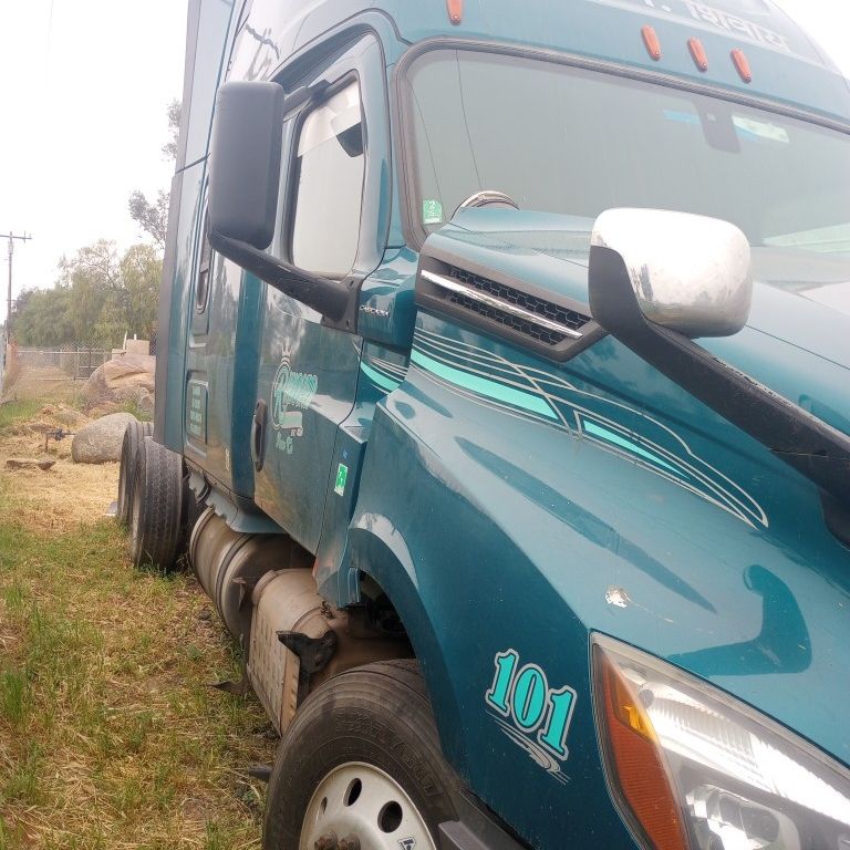 Freightliner Parting Out 2018 Cascadia