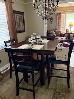Table w/4 chairs