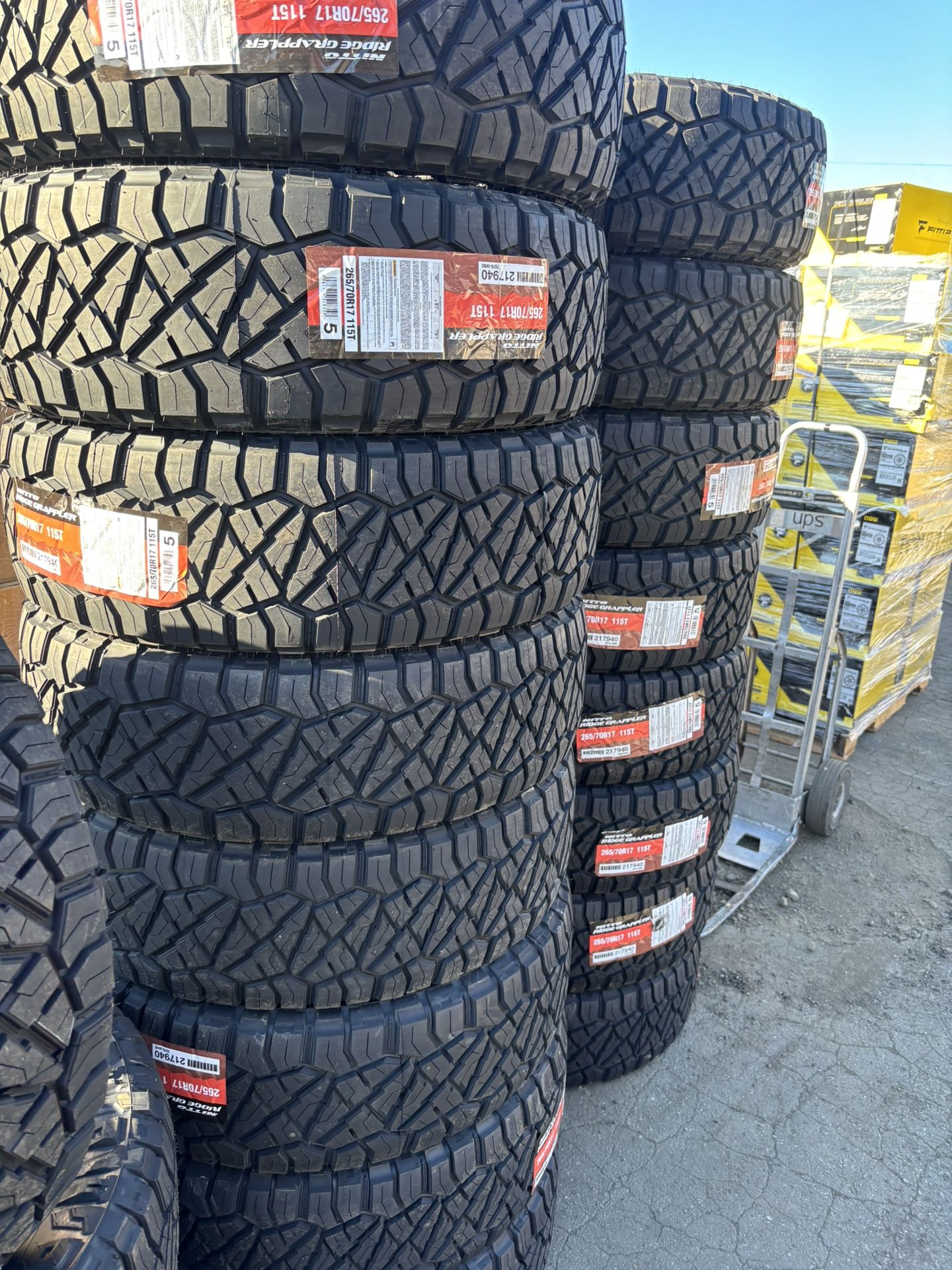 265/70/17. NITTO RIDGE GRAPLER