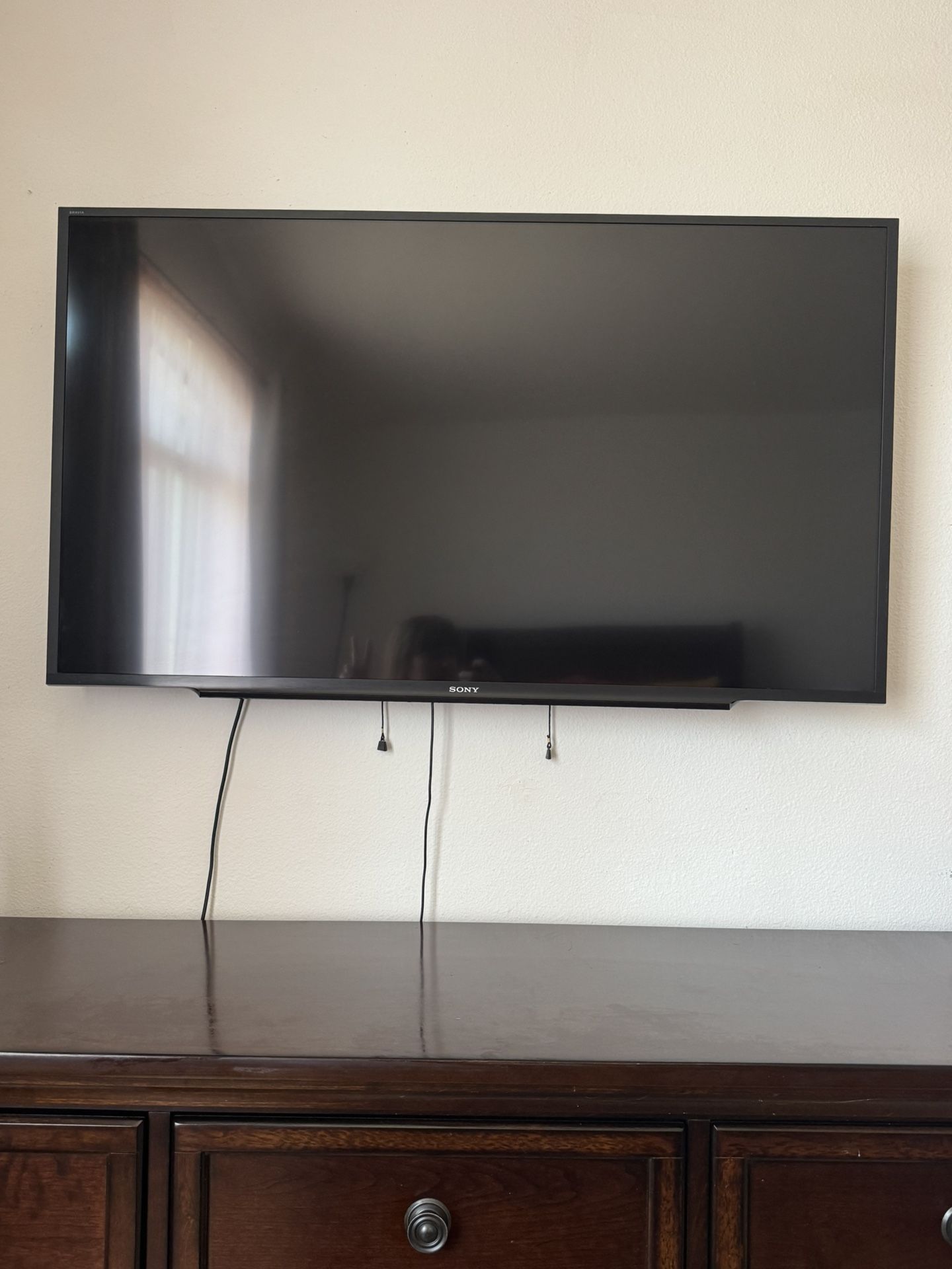 Sony 50” Flatscreen With Stationary Wall Mount