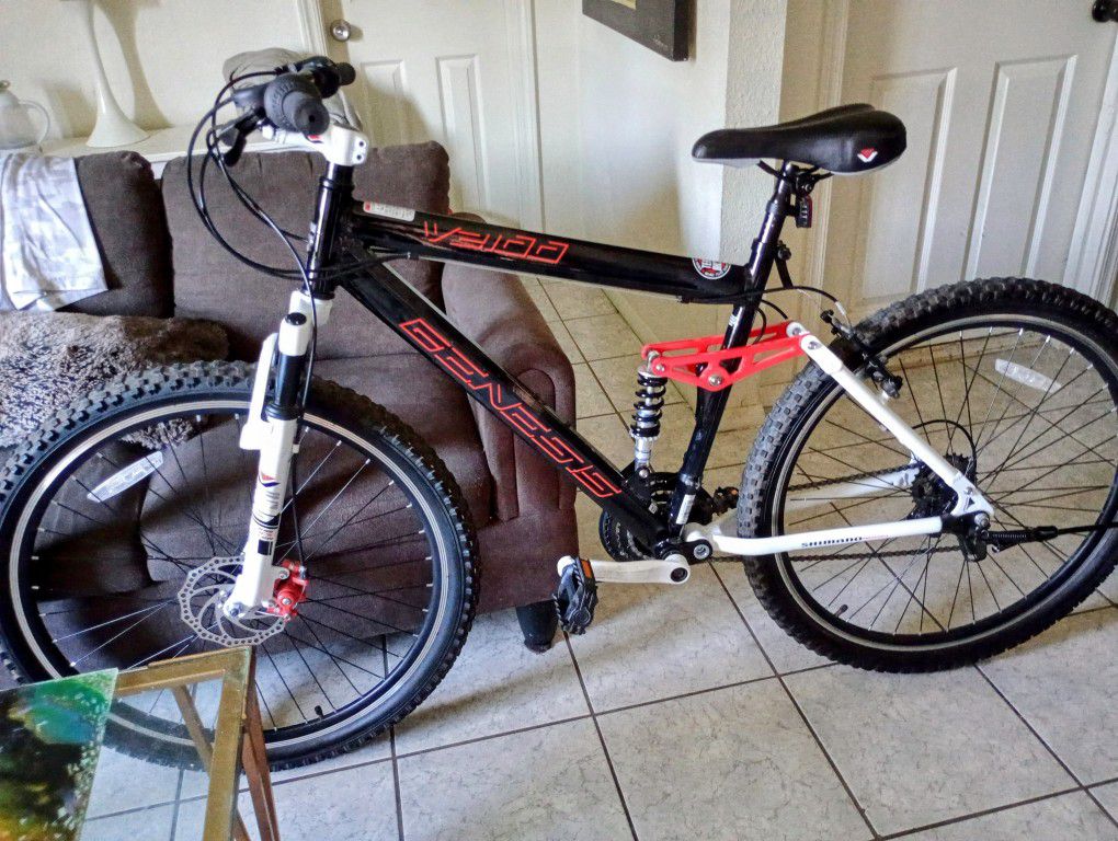 Mountain Bike Genesis V2100 26" New Condition 