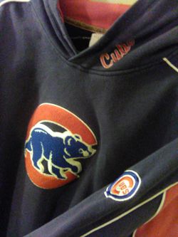 Heavyweight L/XL Majestic Cubs Embroidered Sweatshirt . in decedent shape