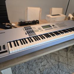 Yamaha Motif ES 8 Synthesizer + Extras!