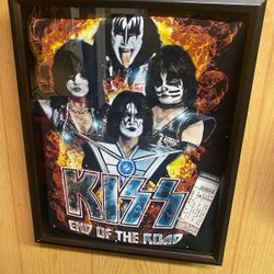 KiSS T SHIRT inside The Frame 