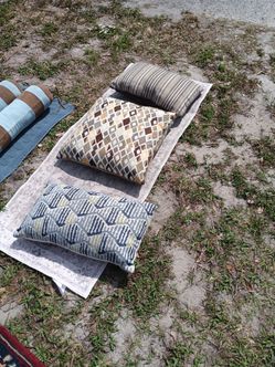 LOTS OF NICE THROW PILLOWS