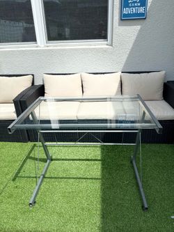 Selling an office desk with glass top /