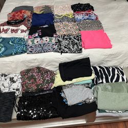 35 Pieces Of Ladies Clothing 