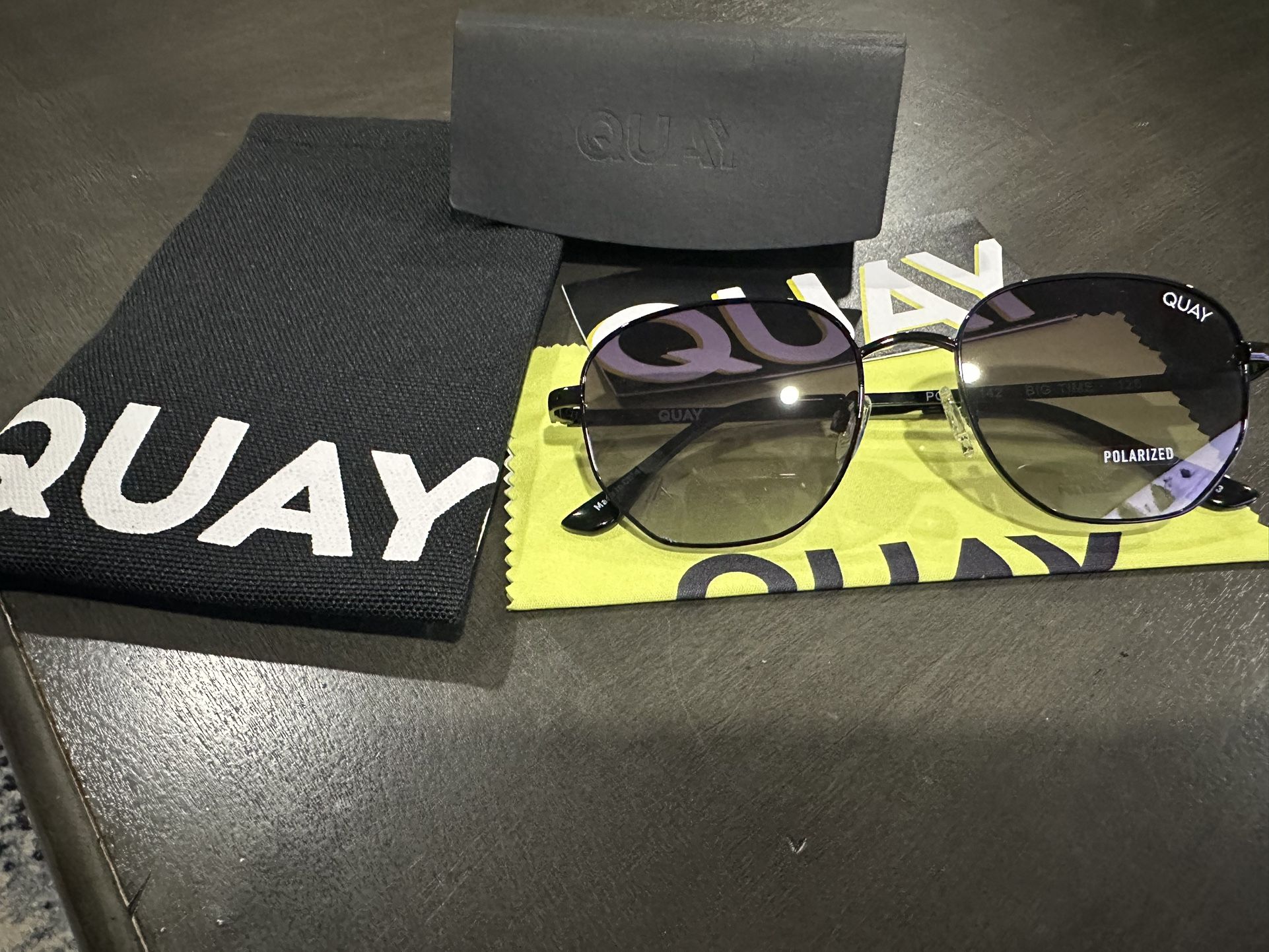 Quay Sunglasses brand new never worn includes case