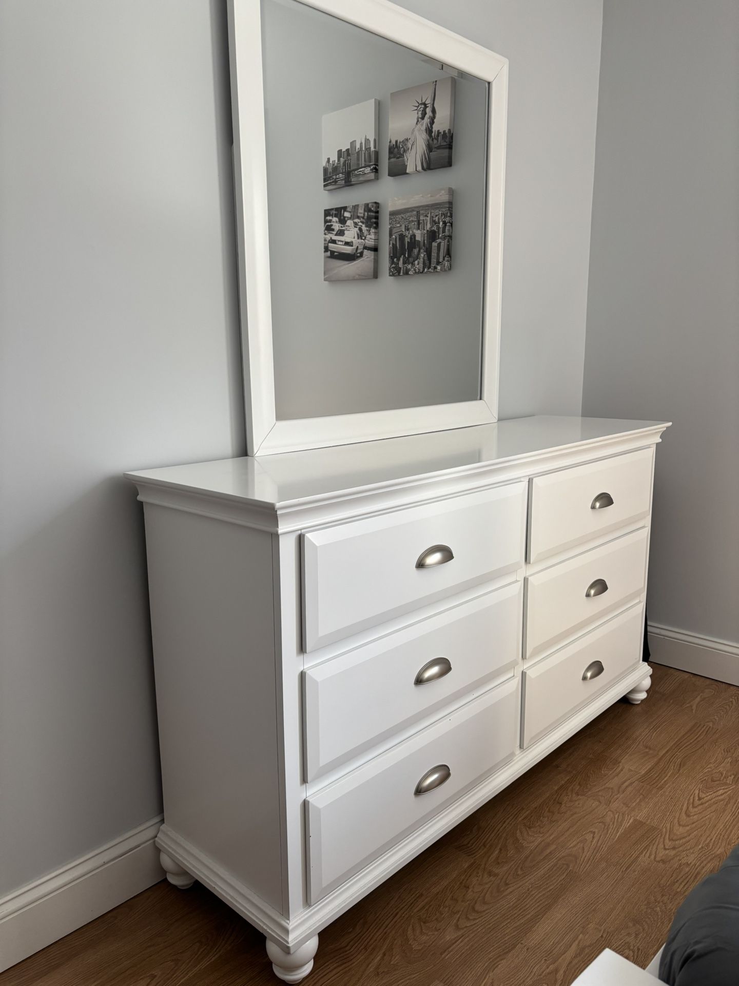 Simmons Cape Cod Collection Dresser With Mirror