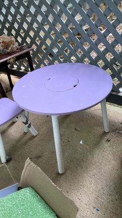 Kids art table with storage basket and chair