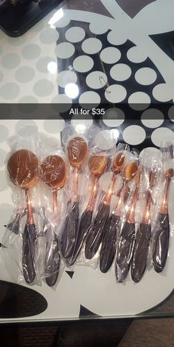 Oval makeup brushes