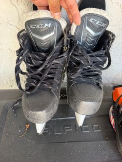 Ice hockey skates (size 4)