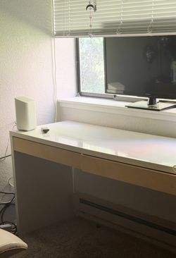 Moving! 2 days left!! Modern White Desk 2 Drawers – Sleek & Versatile. $40 obo